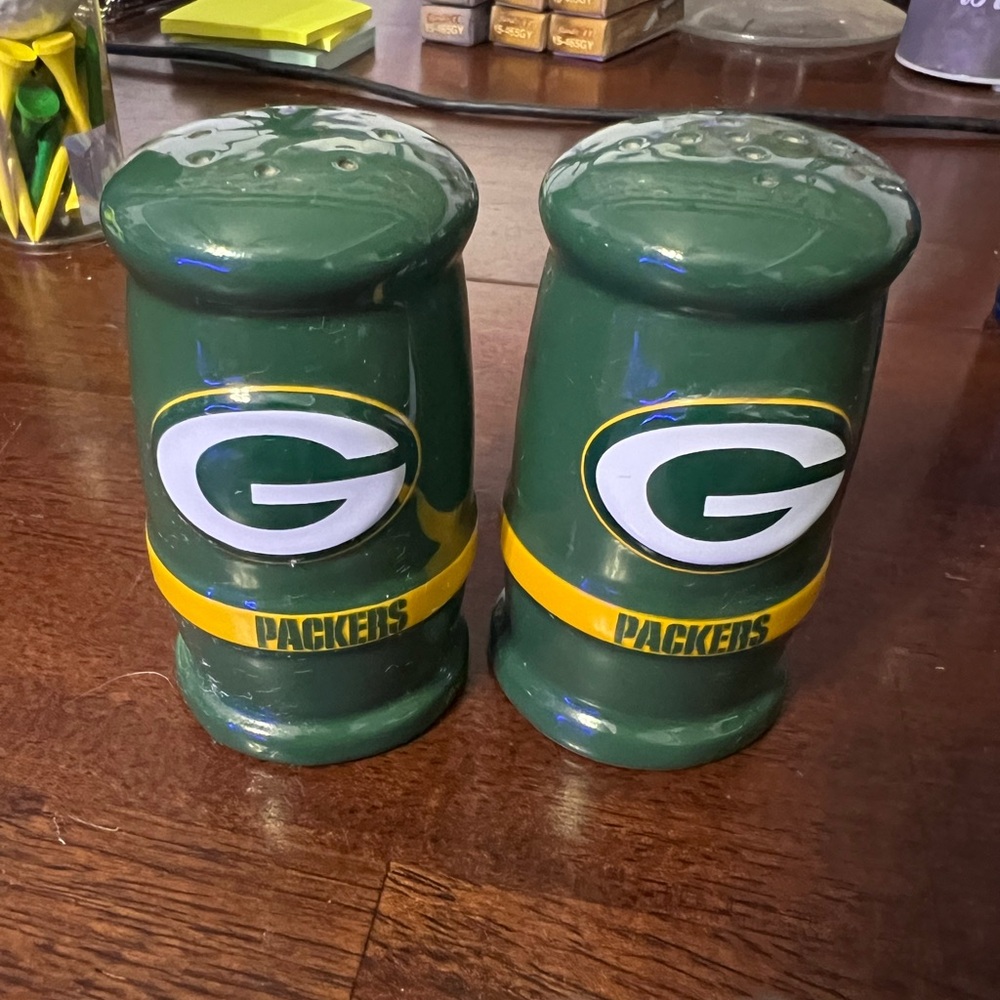 Green Bay packers salt and pepper shakers set